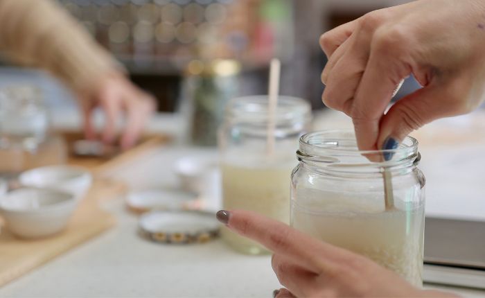 麹をかき混ぜる様子