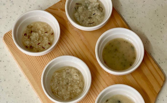 様々な麹のハーブをお皿に盛りつけた写真